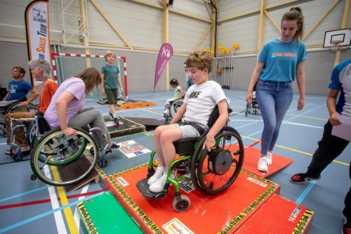 Een voorbeeld van het rolstoelvaardigheidsparcours waar op getraind wordt.